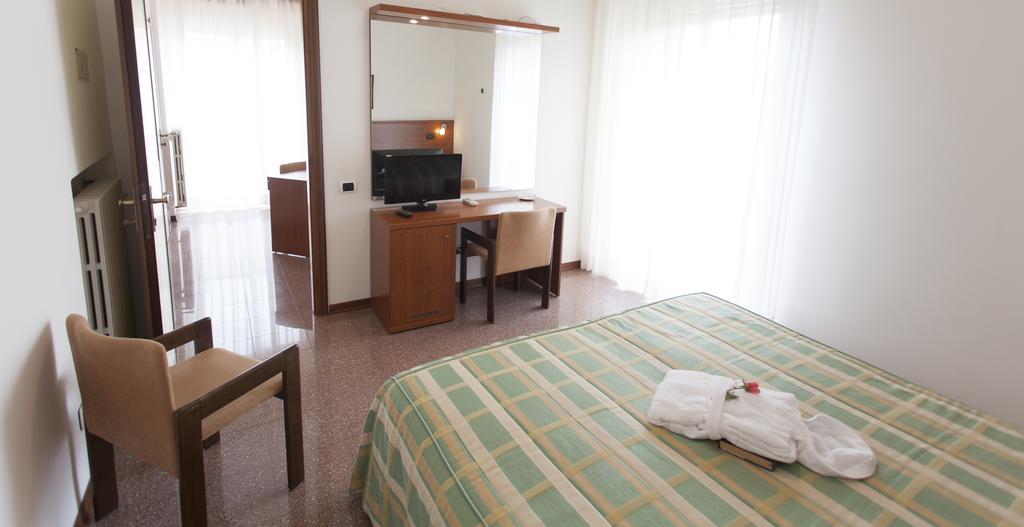 Hotel Rossini Tabiano Terme Bagian luar foto